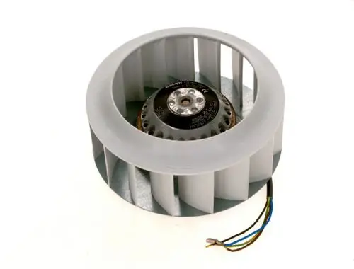 Bosch Gebläse mit einem zentralen Motorteil und radialen Lüfterblättern. Kabel zur elektrischen Verbindung sind sichtbar.